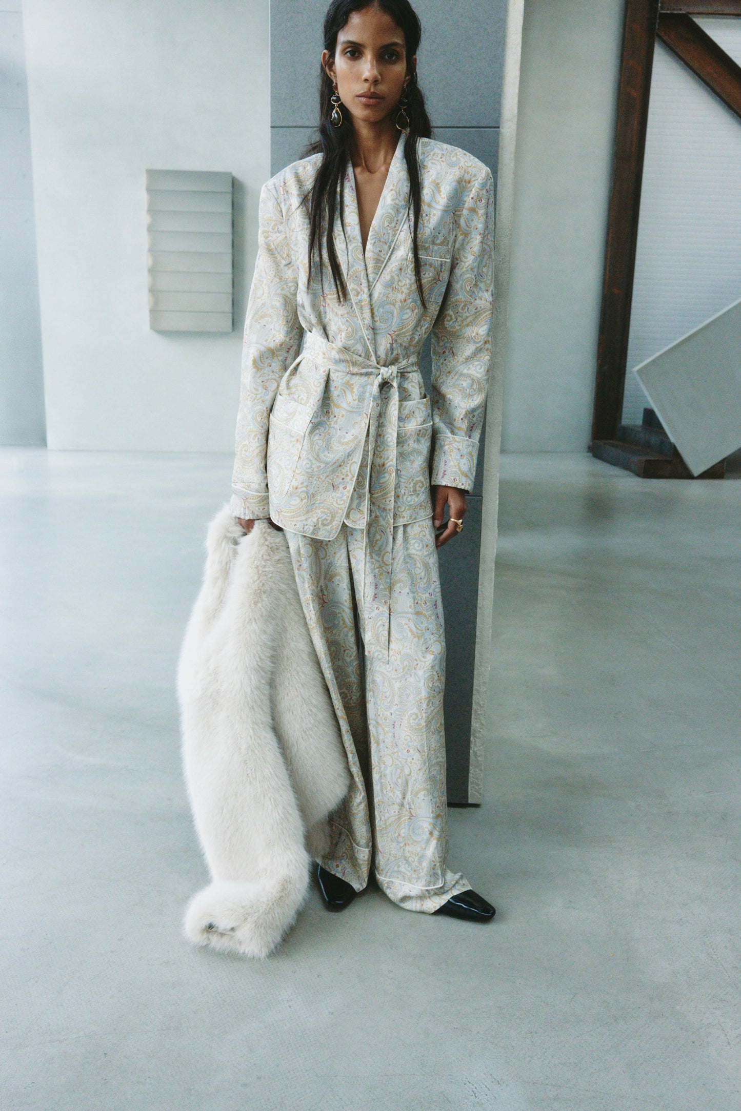 WHITE/BEIGE