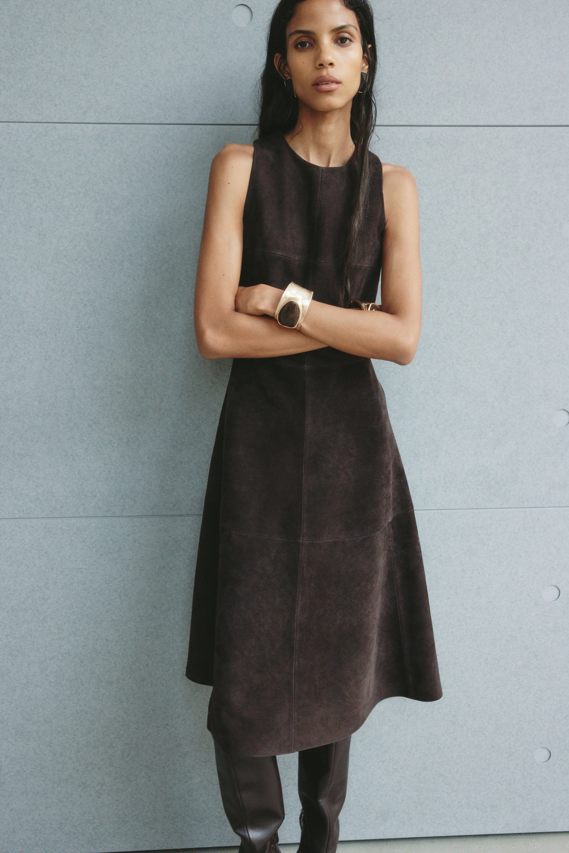 DARK BROWN
