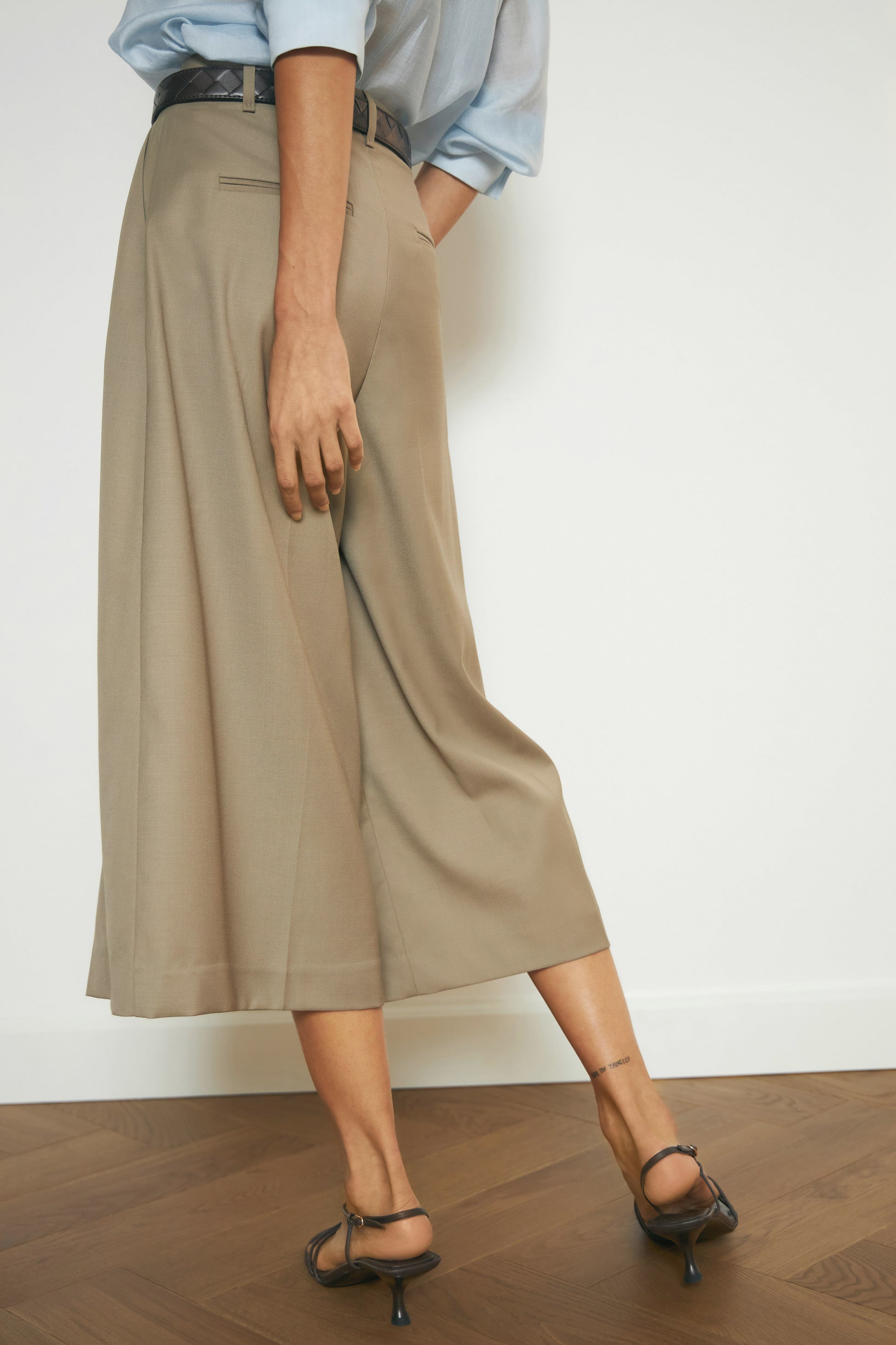DARK BROWN