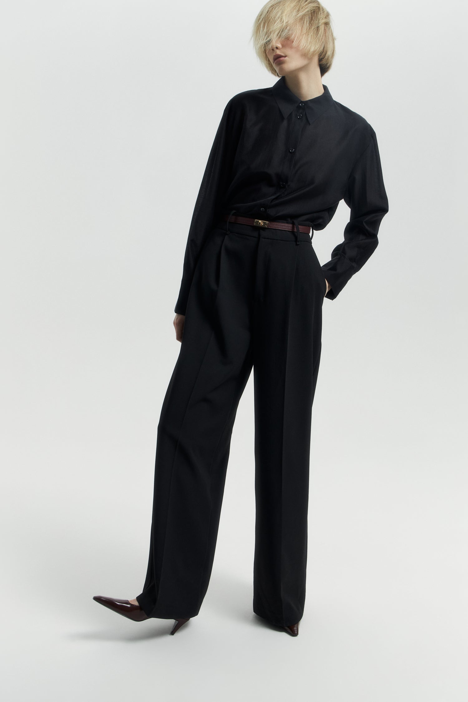 TROUSERS WITH DARTS AND LINED BELT – LIMÉ