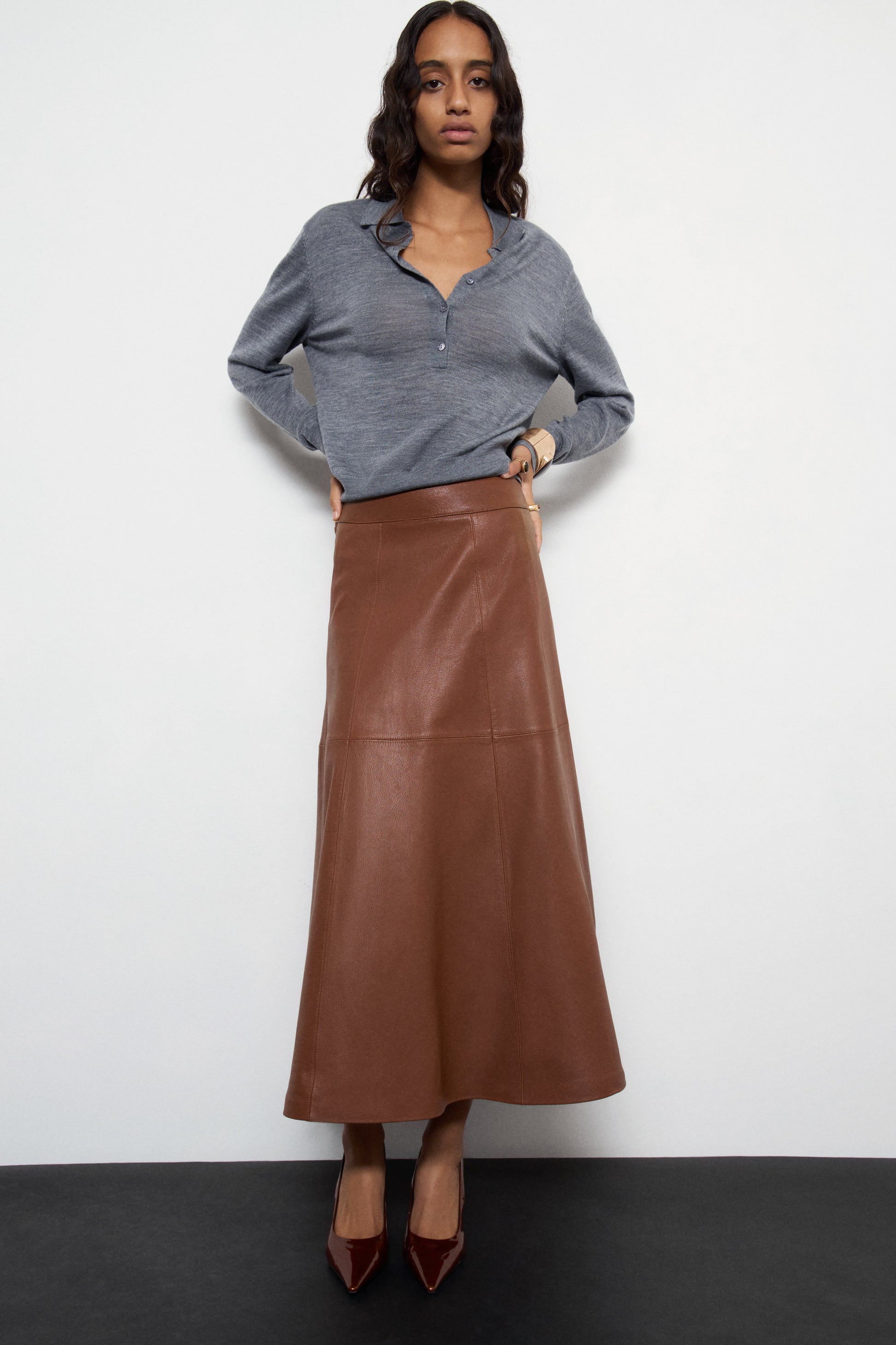 DARK BROWN