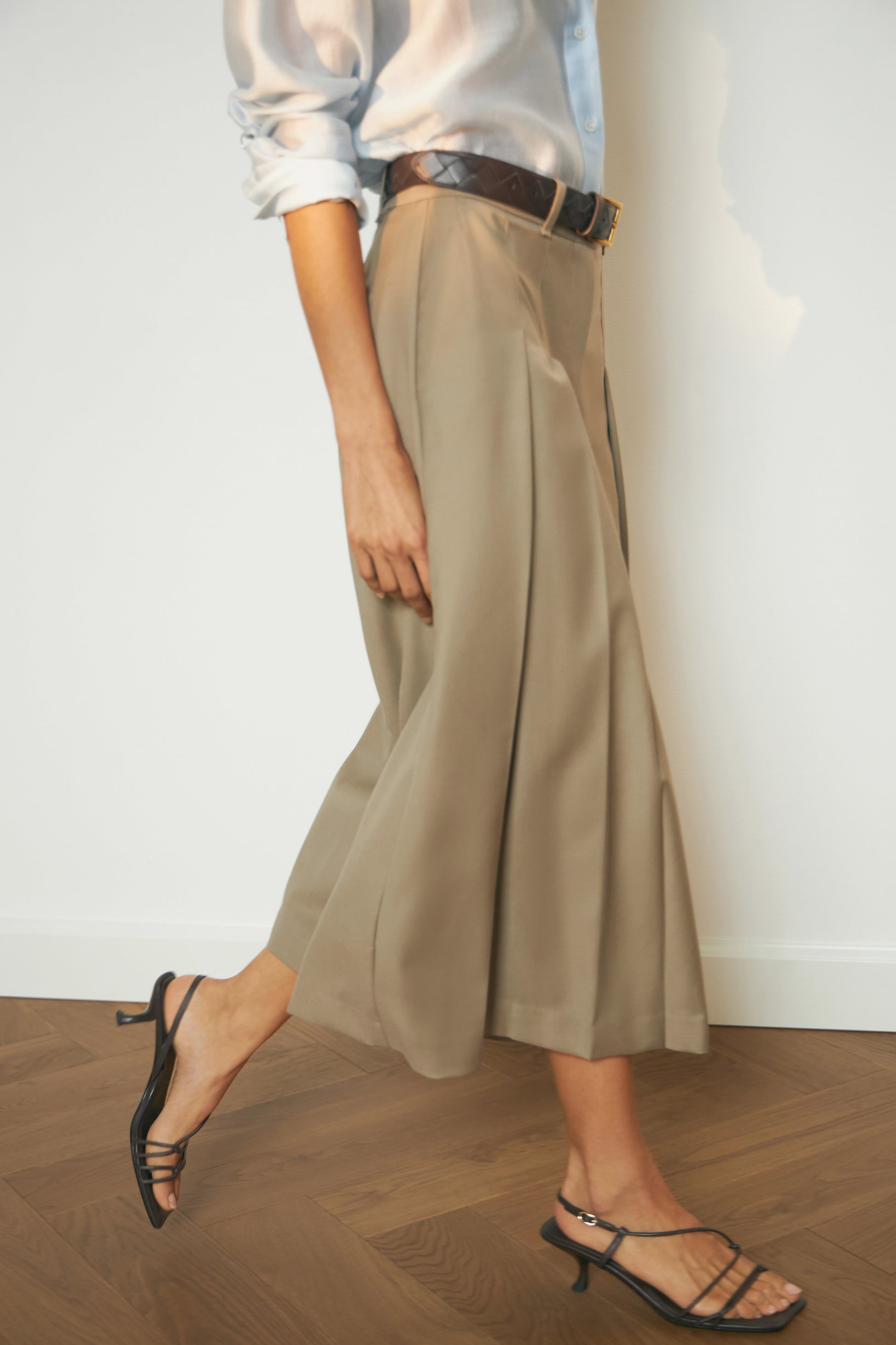 DARK BROWN