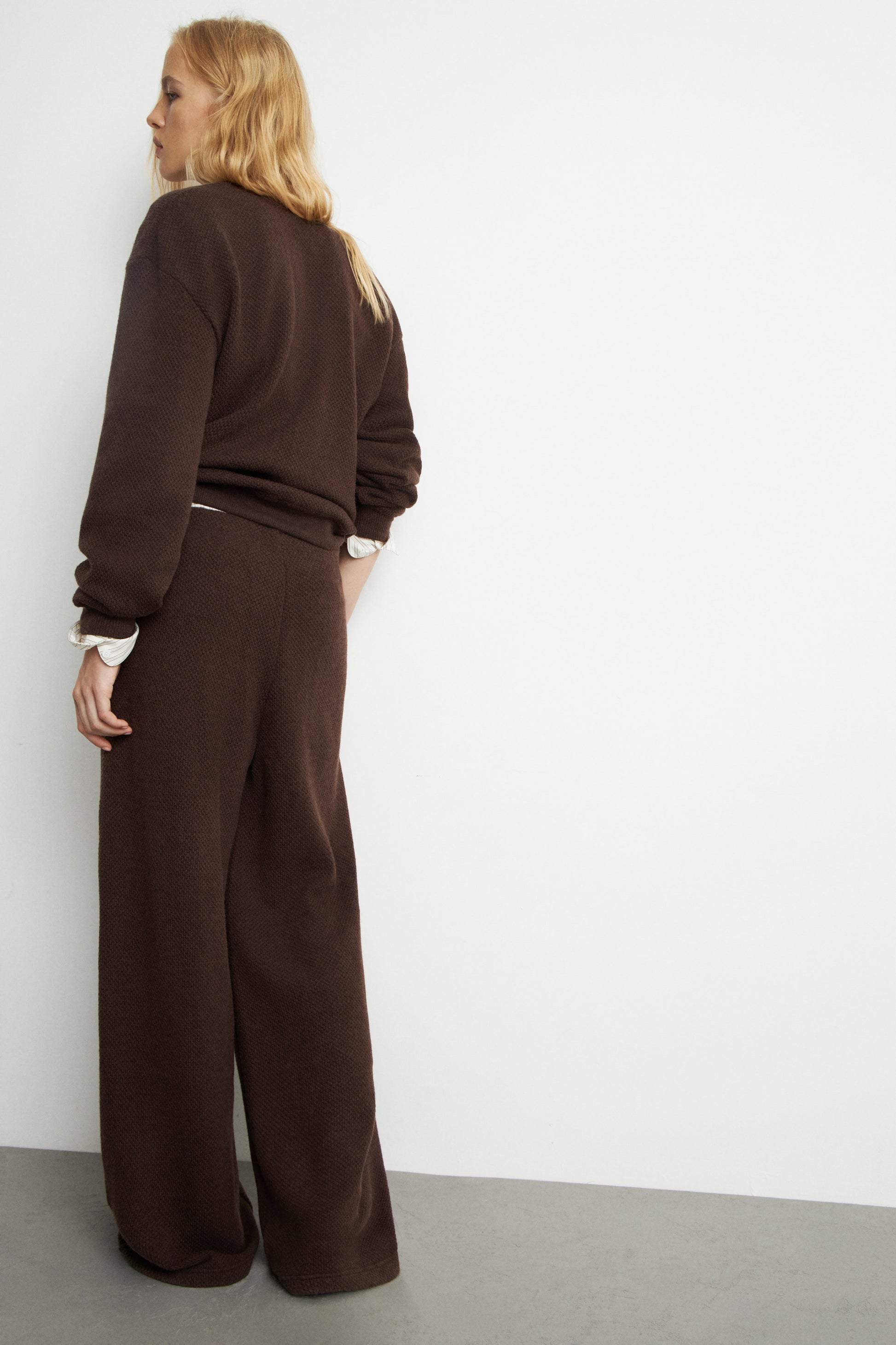 DARK BROWN
