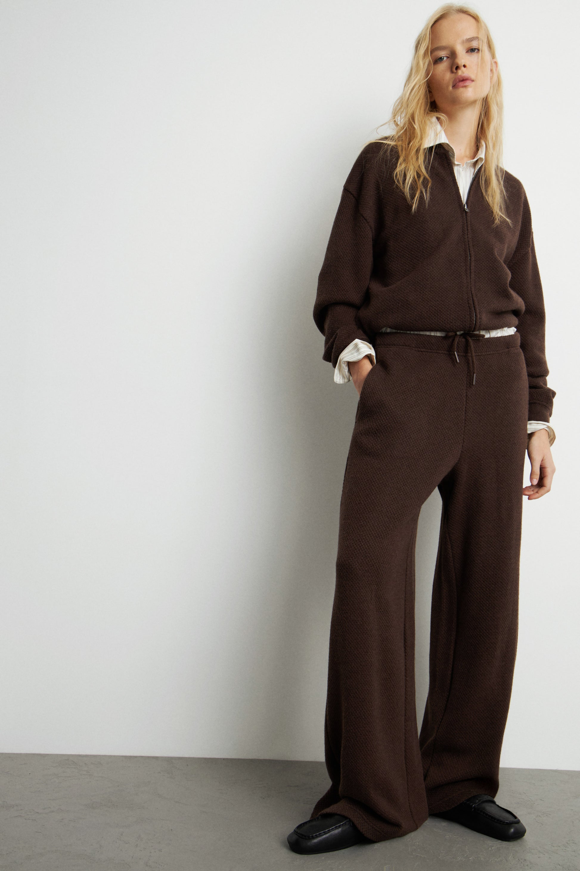 DARK BROWN